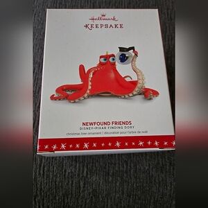 Hallmark Keepsake New Found Friends Disney-Pixar Dory Ornament